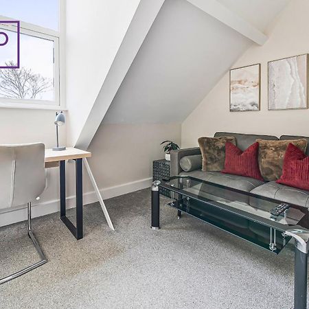 Newly Refurbished Everest Lodge Serviced Apartments For Contractors & Families, Free Wifi & Netflix By Redwood Stays Farnborough  Exterior photo