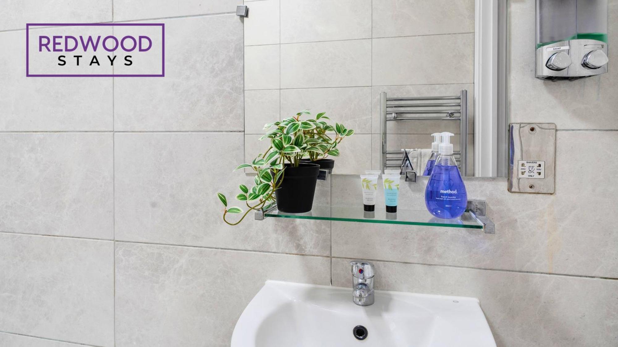 Newly Refurbished Everest Lodge Serviced Apartments For Contractors & Families, Free Wifi & Netflix By Redwood Stays Farnborough  Exterior photo
