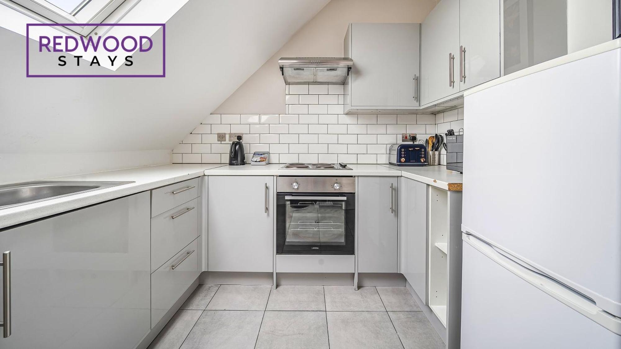 Newly Refurbished Everest Lodge Serviced Apartments For Contractors & Families, Free Wifi & Netflix By Redwood Stays Farnborough  Exterior photo