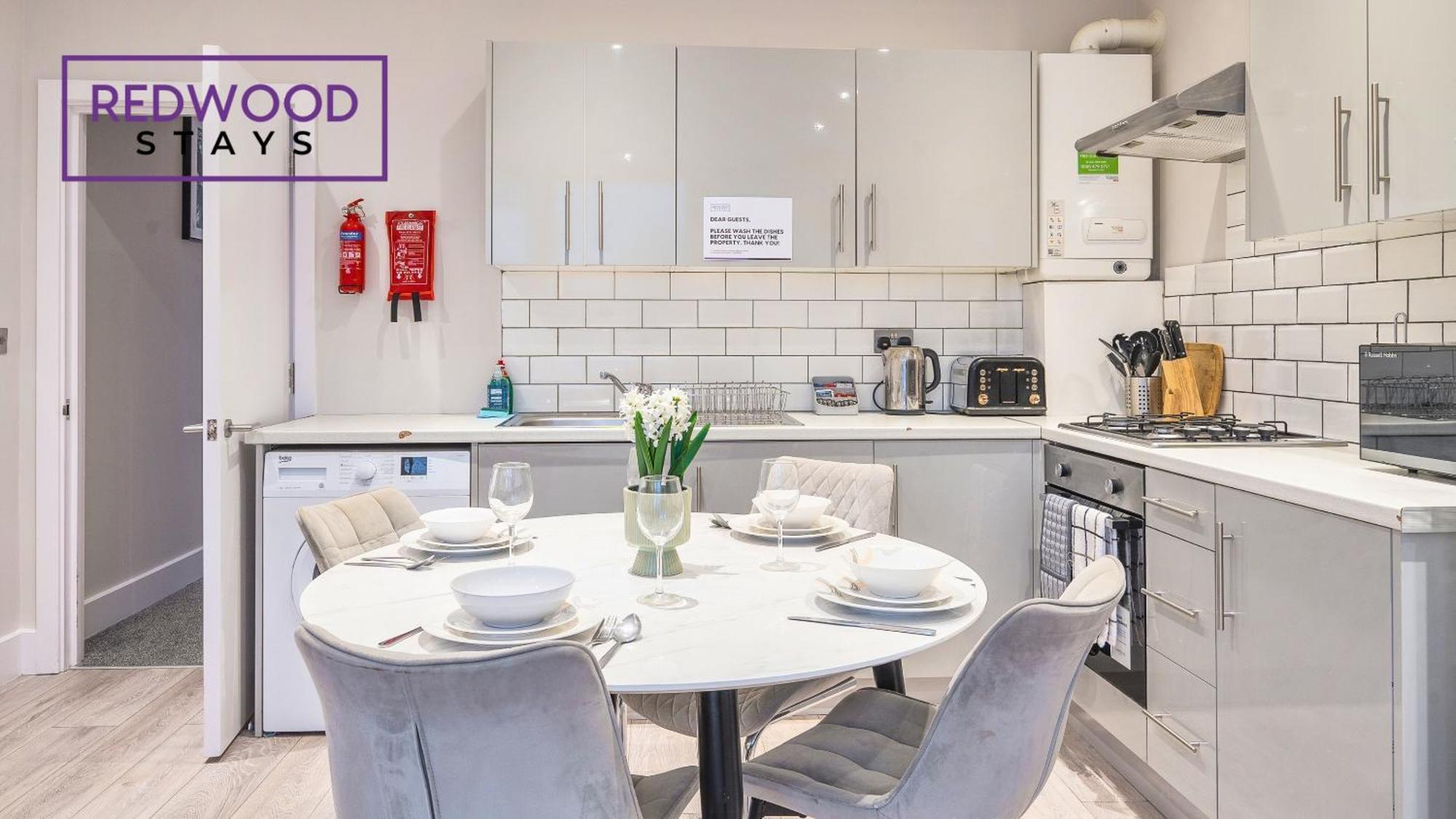 Newly Refurbished Everest Lodge Serviced Apartments For Contractors & Families, Free Wifi & Netflix By Redwood Stays Farnborough  Exterior photo